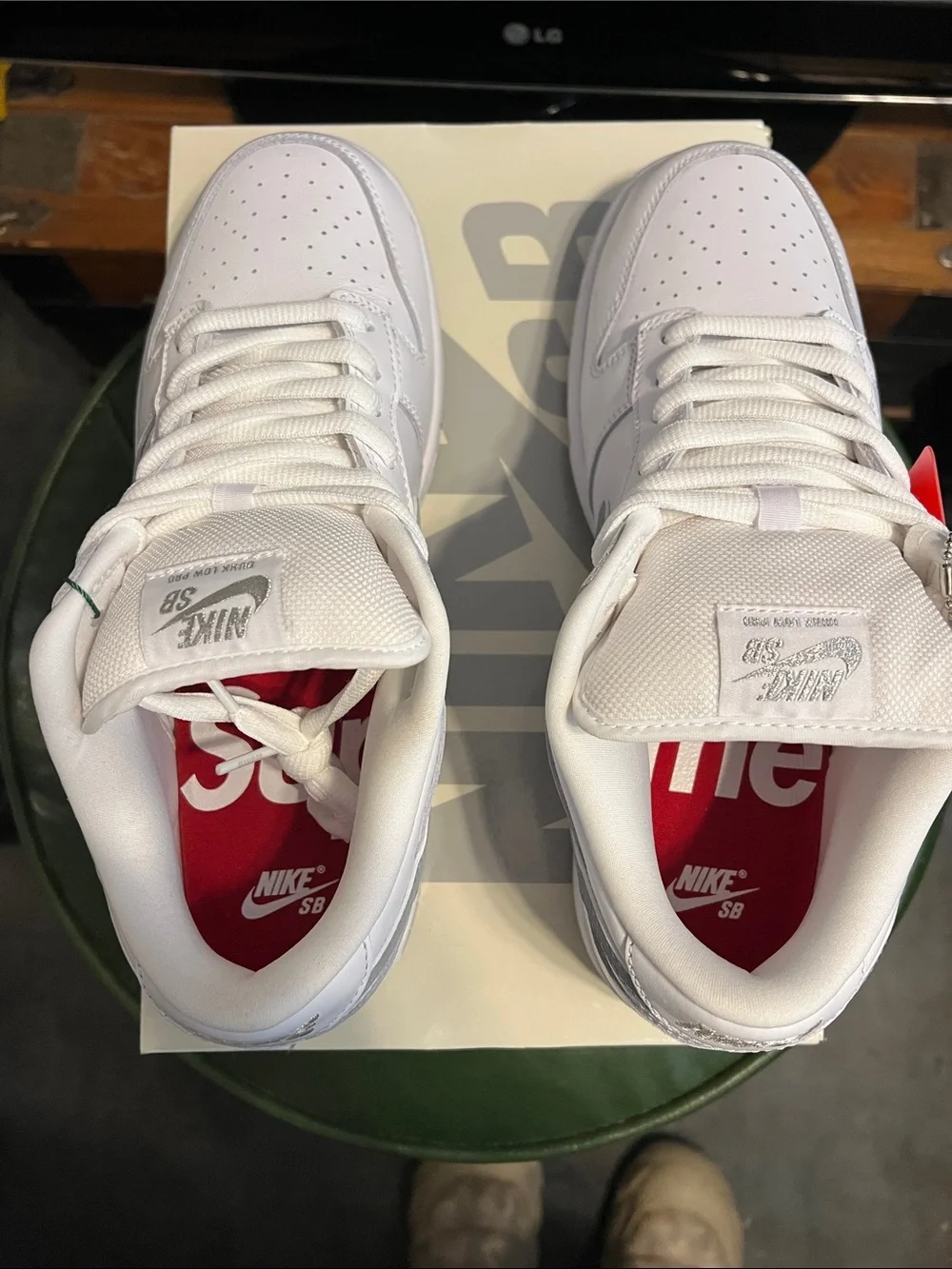 NIKE SB DUNK LOW SUPREME 94 WHITE METALLIC SILVER SIZE 10.5